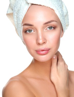 güzel bir kadın başını beyaz zemin üzerine bir havlu ile