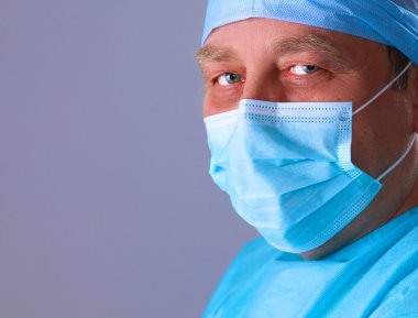 Ameliyathanede çalışan bir cerrah..