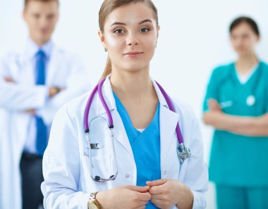 Tıp grubunun önünde çekici bir kadın doktor.