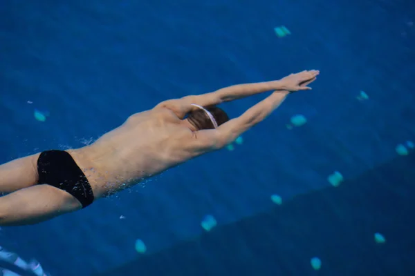 Male swimmer at the swimming pool. Underwater photo. — Stock Photo, Image