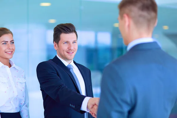 Imagen de dos exitosos hombres de negocios estrechándose la mano entre sí —  Fotos de Stock