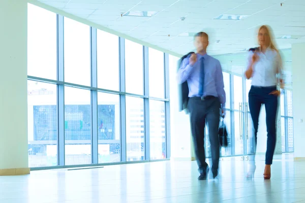 Des gens d'affaires marchant dans le couloir d'un centre d'affaires — Photo