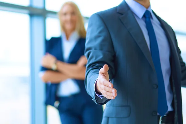 Ung affärsman redo att handslag stående i office — Stockfoto