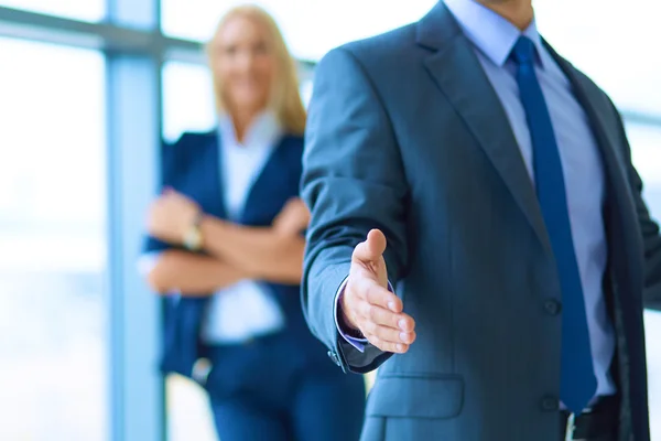 Jonge zakenman klaar om handdruk staande in office — Stockfoto