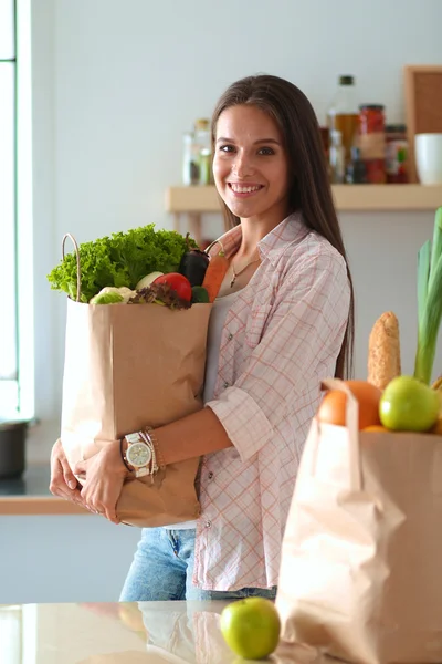 拿着蔬菜购物袋的年轻女子 — 图库照片