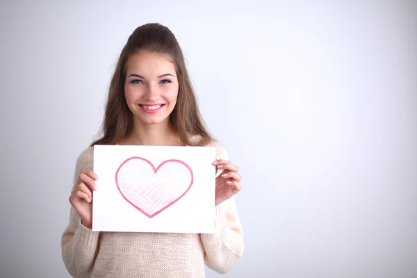 Portrait de jeune belle femme montrant carte cadeau. Saint Valentin — Photo