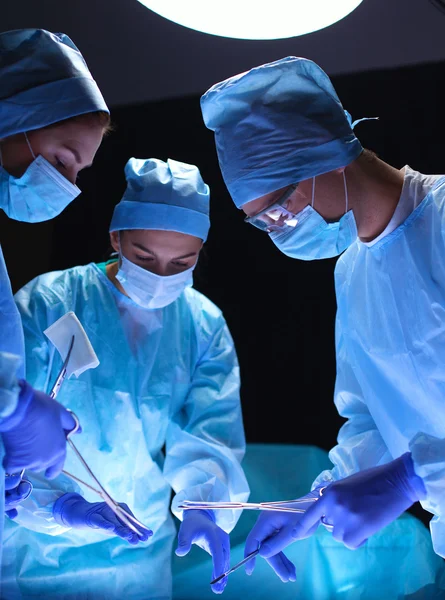 Teamchirurg aan het werk in de operatiekamer. — Stockfoto