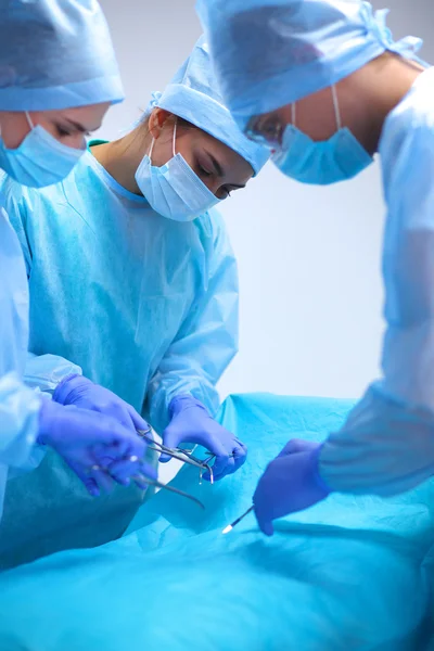 Teamchirurg aan het werk in de operatiekamer. — Stockfoto