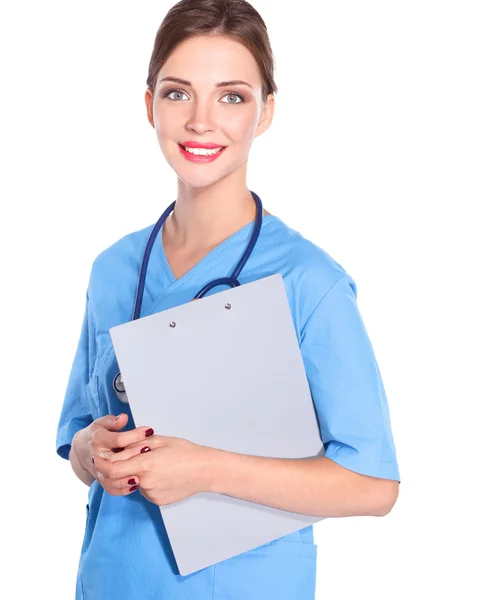 Médecin souriante avec un dossier en uniforme debout à l'hôpital — Photo