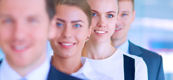 Усміхнена успішна бізнес команда, що стоїть в офісі — стокове фото