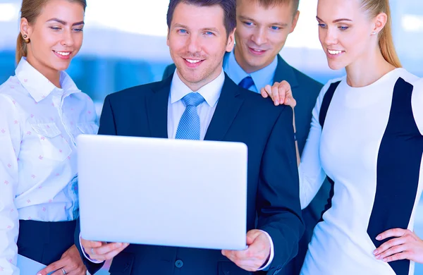 Grupo de gente de negocios haciendo presentaciones con laptop durante la reunión — Foto de Stock