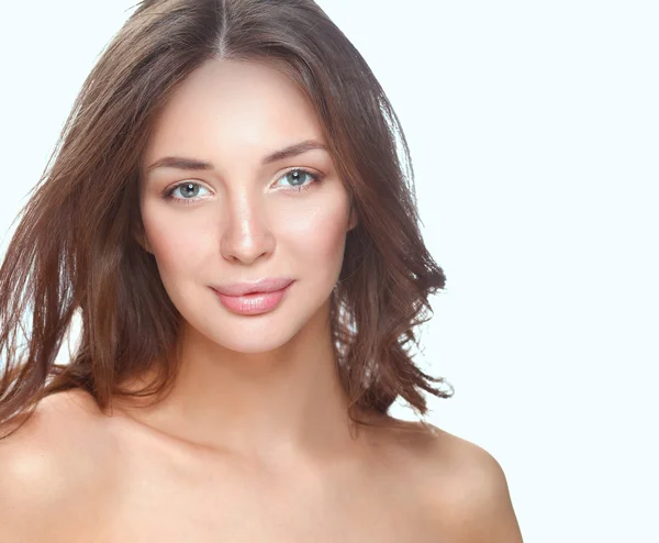 Retrato de cerca de la hermosa cara de mujer joven. Aislado sobre fondo blanco. —  Fotos de Stock