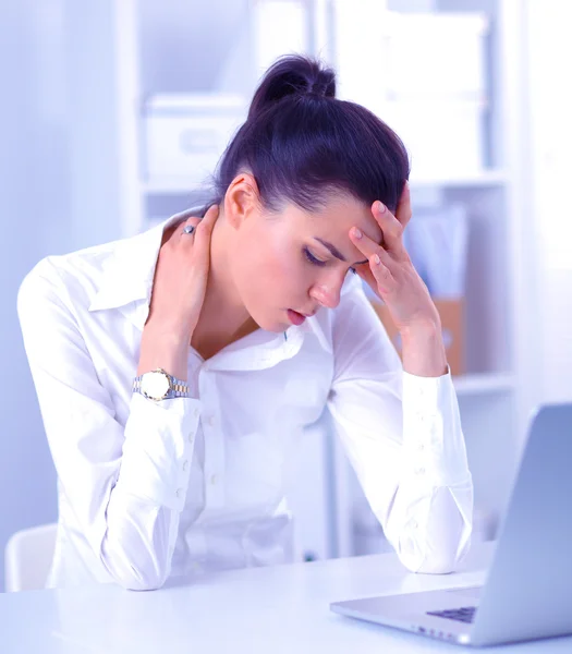 Femme d'affaires stressée assise au bureau — Photo