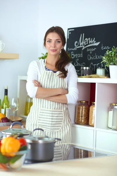 Giovane donna in piedi vicino alla scrivania in cucina — Foto Stock