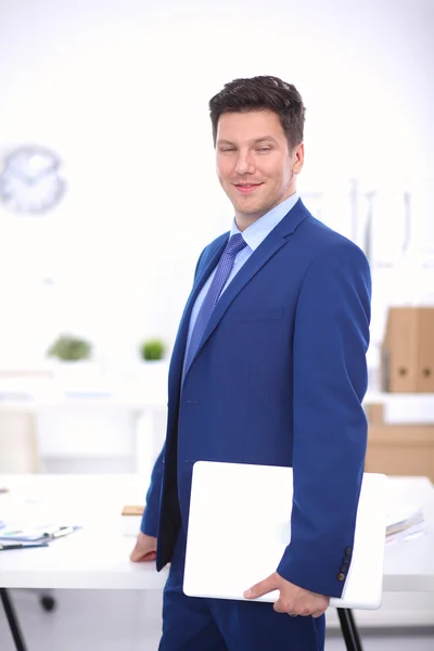 Geschäftsmann oder Manager stehen im Büro an seinem Schreibtisch — Stockfoto