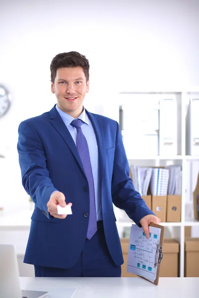 Business man of manager staande tegen zijn Bureau op kantoor — Stockfoto