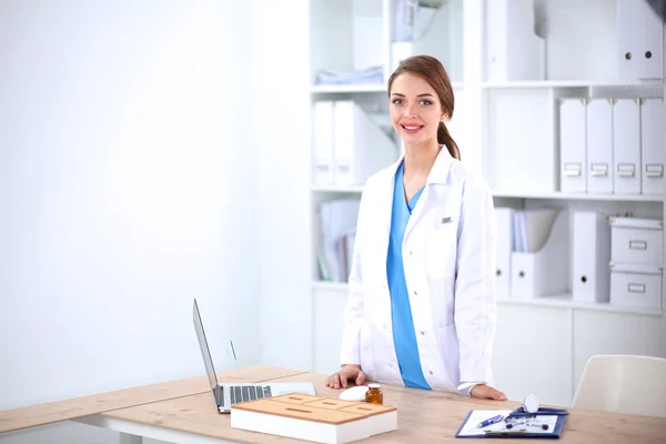 Portrait de jeune femme médecin avec manteau blanc debout à l'hôpital — Photo