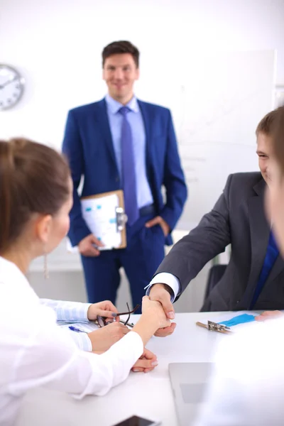 Affärsmän som sitter och diskuterar på affärsmöte, i ämbetet — Stockfoto