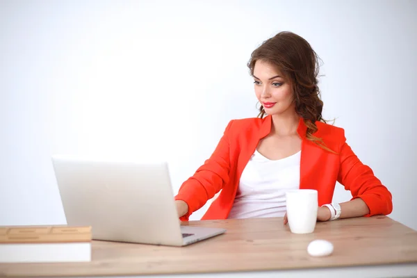 Belle femme assise au bureau, travaillant avec un ordinateur portable — Photo