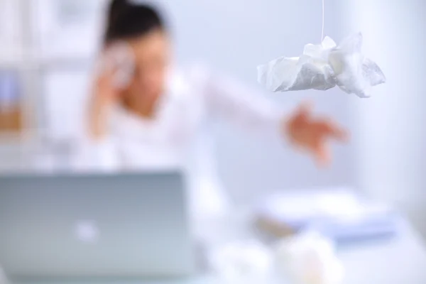 Gestresste Geschäftsfrau sitzt am Schreibtisch im Büro — Stockfoto