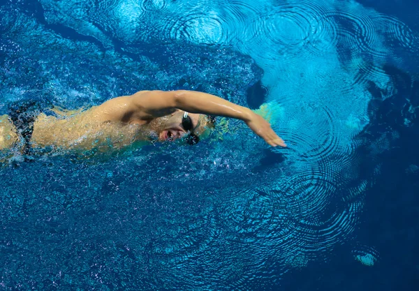 Άντρας κολυμβητής στην πισίνα. Υποθαλάσσια φωτογραφία. — Φωτογραφία Αρχείου