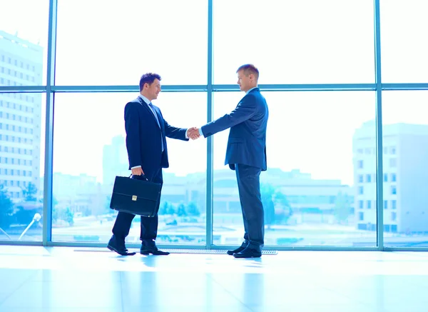 Full length image of two successful business men shaking hands with each other — Stock Photo, Image