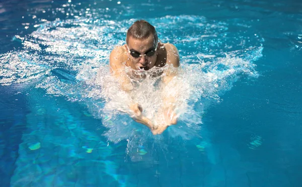 Homem nadador na piscina. Foto subaquática . — Fotografia de Stock
