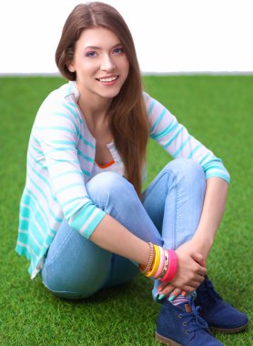 kadının okuma kitabı yeşil çimenlerin üzerinde oturur