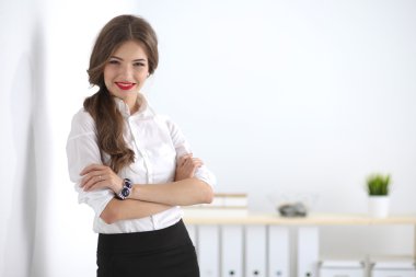 Stüdyoda çalışan modern genç moda tasarımcısı.