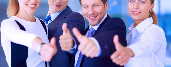 Equipe de negócios feliz mostrando polegares no escritório — Fotografia de Stock