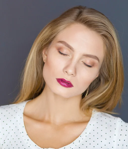 Portret van mooie jonge vrouw. Geïsoleerd op witte achtergrond — Stockfoto