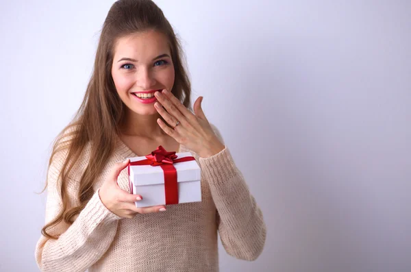 Giovane donna felice sorriso tenere scatola regalo in mano — Foto Stock