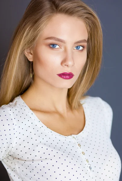 Retrato de una hermosa joven. Aislado sobre fondo blanco —  Fotos de Stock