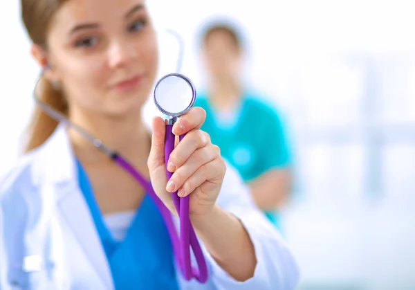 Femme médecin avec un stéthoscope écoute — Photo