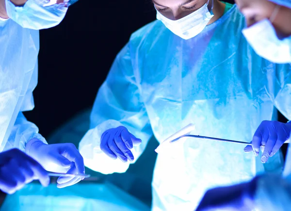 Командний хірург на роботі в операційній . — стокове фото