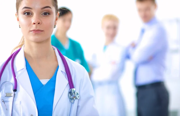 Aantrekkelijke vrouwelijke arts voor medische groep — Stockfoto