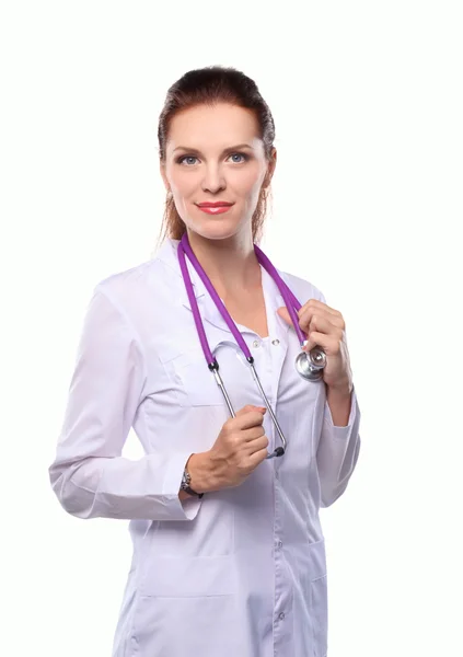 Портрет молодої жінки-лікаря з білим пальто, що стоїть в лікарні — стокове фото