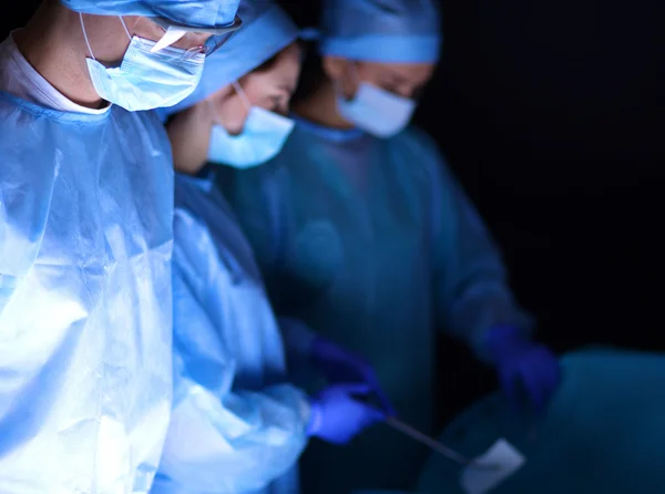 Teamchirurg aan het werk in de operatiekamer. — Stockfoto