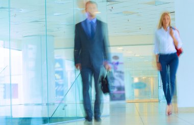 bir iş merkezi koridorda yürürken iş adamları