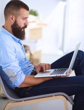 Genç işadamı koltukta oturuyor.