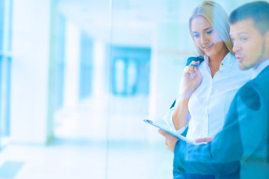 Başarılı iş takım ayakta Office gülümseyen