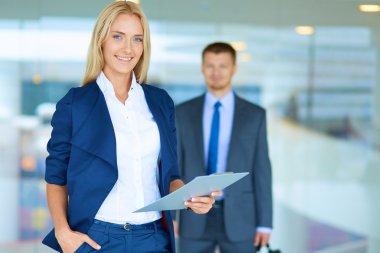 Başarılı iş takım ayakta Office gülümseyen