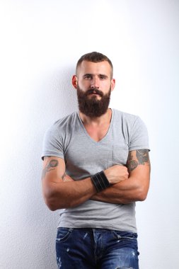 Ayakta, gri arka plan üzerinde izole yakışıklı adam portresi