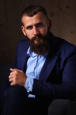 koyu arka plan üzerinde izole sofa ofis lobisinde oturan işadamı