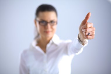 Beyaz arka planda izole edilmiş genç bir kadın iyi görünüyor.