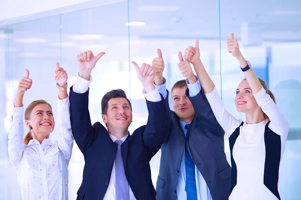 Sorrindo equipe de negócios de sucesso em pé no escritório — Fotografia de Stock