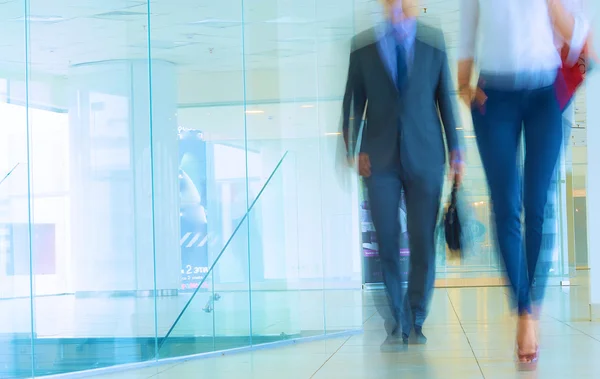 Uomini d'affari che camminano nel corridoio di un centro commerciale — Foto Stock