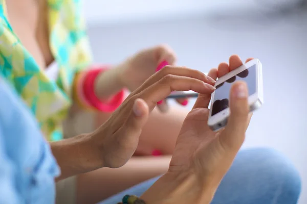 Dos chicas tomando fotos por teléfono en casa — Foto de Stock