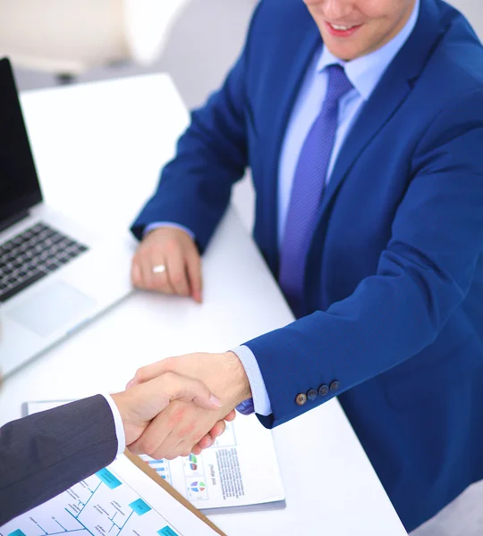 Gente de negocios dándose la mano, terminando una reunión — Foto de Stock