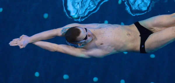 Männliche Schwimmer im Schwimmbad. Unterwasserfoto. — Stockfoto
